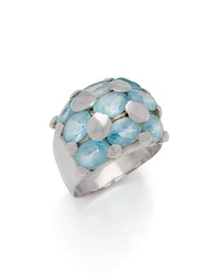 une bague sertie de topazes bleues et blanches