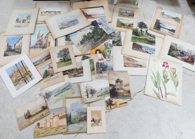 beaucoup de cartes postales qui traînent par terre