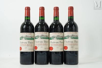 trois bouteilles de vin rouge posées sur une table blanche