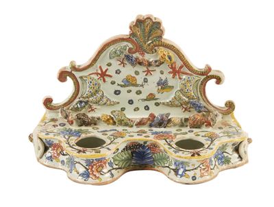 une photo d'un banc décoratif en porcelaine