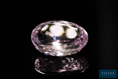 une image représentant un diamant rose posé sur une surface noire