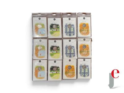tout un tas de cartes qui se trouvent dans une boîte