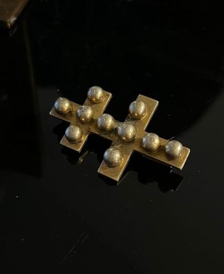 Broche en métal en forme de croix de Lorraine dans le goût d…