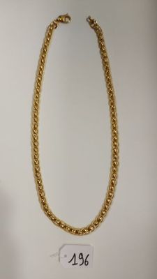 gros plan d'un collier en chaîne en or sur fond blanc