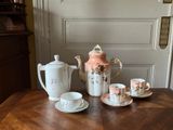 une table en bois sur laquelle se trouvent une théière et deux tasses