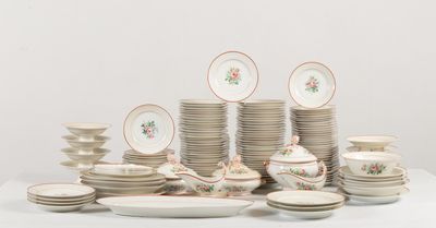 beaucoup d'assiettes et de bols sur la table