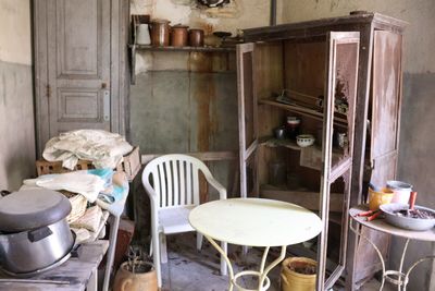 une petite table et des chaises dans un coin de la pièce
