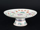 un bol blanc avec un motif floral