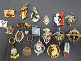 beaucoup de badges posés sur une table