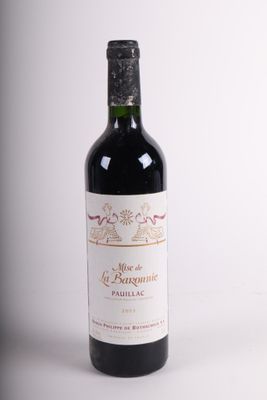 une bouteille de vin posée sur une table