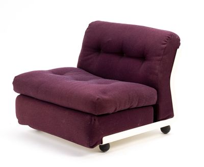 La chaise est violette et blanche, avec un repose-pieds noir.