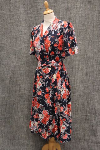 CACHAREL Paris – Robe d’été fleuri noire et rouge manches courtes...