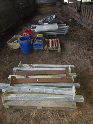 un tas de bois posé par terre dans une grange