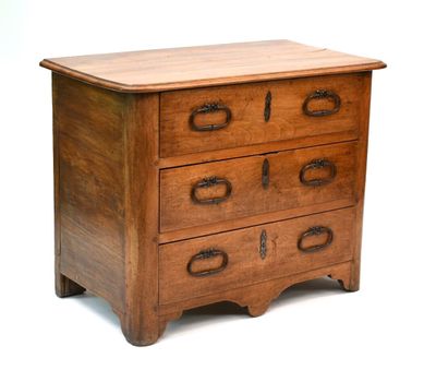 une petite commode en bois sur fond blanc