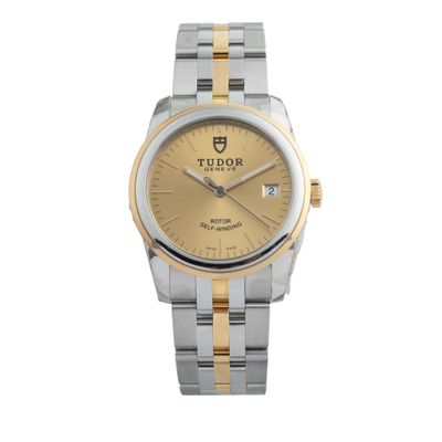gros plan d'une montre sur fond blanc