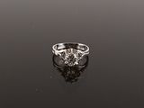 gros plan d'une bague en diamant sur une surface noire