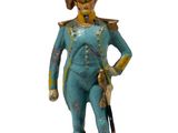 figurine représentant un soldat en uniforme bleu tenant un fusil