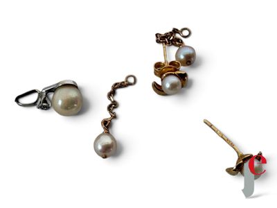 trois paires de boucles d'oreilles en perles et or sur fond blanc