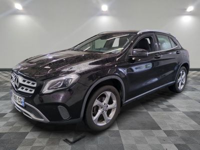 un SUV Mercedes noir garé dans une pièce au sol carrelé
