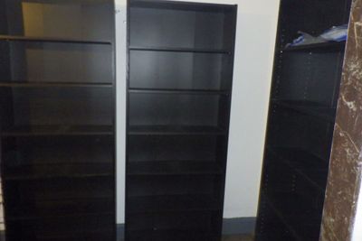 deux bibliothèques noires dans un coin de la pièce