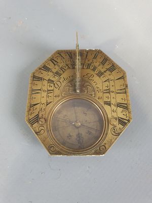 une horloge en or avec des chiffres romains