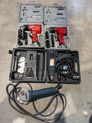 une boîte à outils posée par terre à côté d'une paire de ciseaux