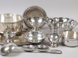 beaucoup d'objets en argent qui se trouvent sur la table