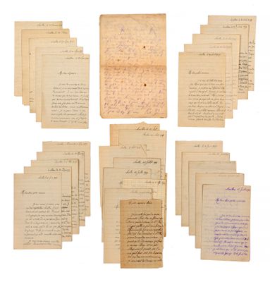 une pile de vieux papiers sur lesquels on a écrit à la main