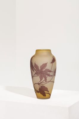 un vase posé sur une surface blanche
