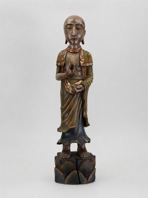 statue d'une femme tenant un bébé dans ses bras