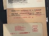 deux enveloppes timbrées sont posées sur une table