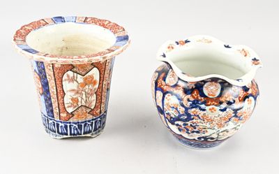 deux vases posés l'un à côté de l'autre sur une surface blanche