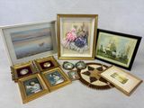 de nombreux tableaux encadrés et des tableaux encadrés posés sur la table
