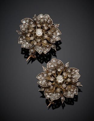 une paire de broches en forme de fleur, en diamants et en or
