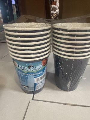 quatre tasses posées par terre les unes à côté des autres