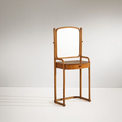 une image représentant une chaise en bois sur laquelle est posé un miroir