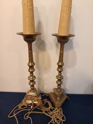 Paire de pique-cierges en bronze.