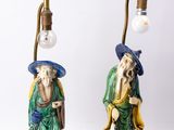 paire de figurines chinoises représentant un homme et une femme avec une lampe