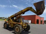 une photo d'un engin de chantier équipé d'un godet à l'arrière