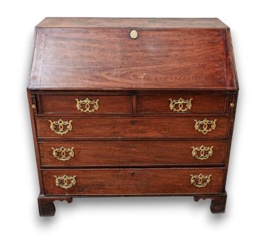 un bureau ancien en bois, avec des ferrures en laiton et des tiroirs