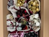 une boîte en carton remplie de décorations de Noël et d'objets décoratifs
