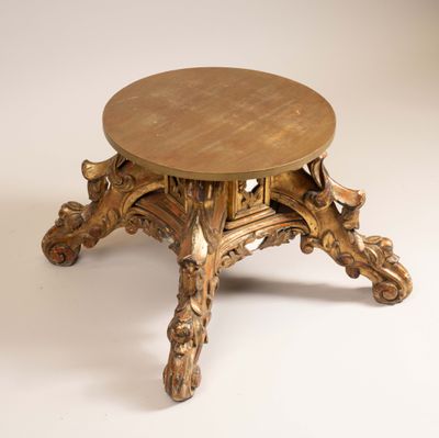 une petite table en bois avec un plateau en bois posé sur un plan de travail blanc