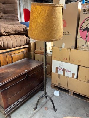 une lampe qui se trouve sur un support dans une pièce