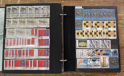 un livre sur lequel sont collés tout un tas de timbres