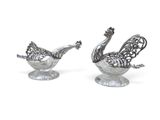 paire de figurines de paons plaquées argent sur socles, sur fond blanc