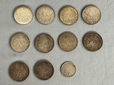 Plusieurs pièces sont disposées en rangée sur une table