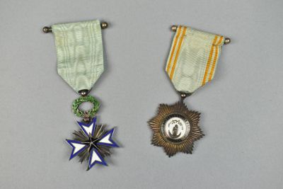 deux médailles et une étoile sur fond gris