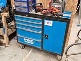 un établi bleu sur lequel sont posés de nombreux outils