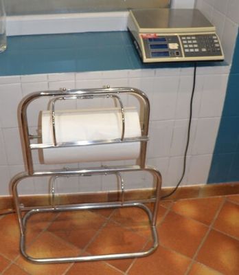 un rouleau de papier toilette posé sur un support dans une salle de bains