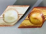 deux œuvres d'art posées sur une table